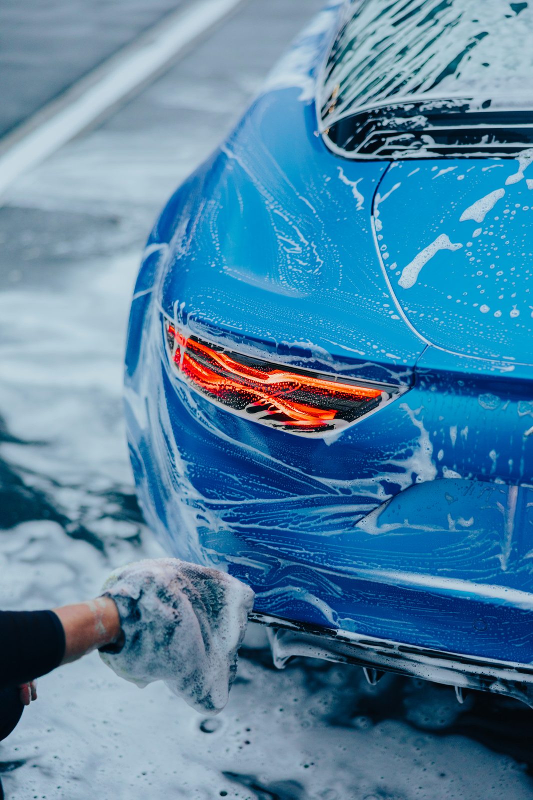 Lavage auto premium à domicile — carrosserie sous mousse