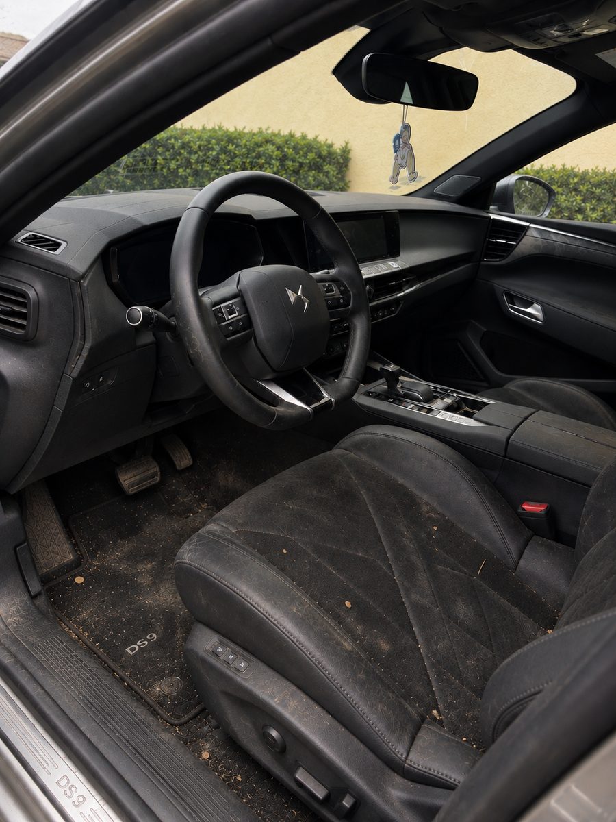 Intérieur du véhicule avant nettoyage
